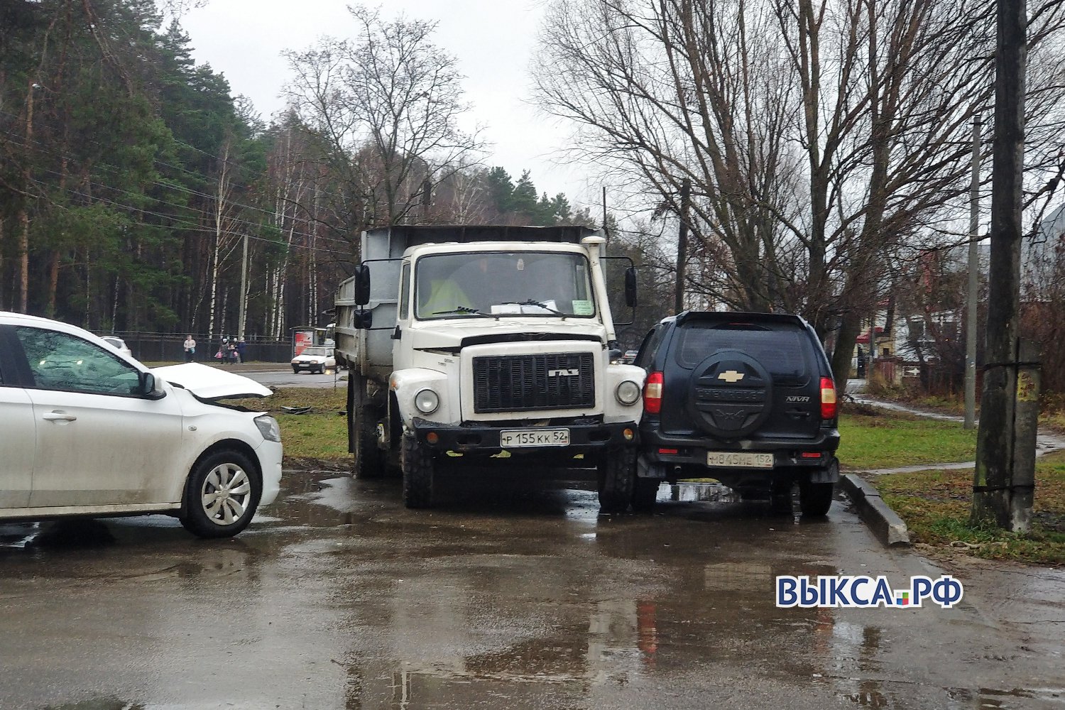 Водитель грузовика потерял сознание и протаранил два автомобиля